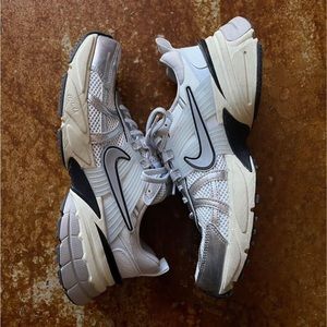 Nike v2k Run Shoes